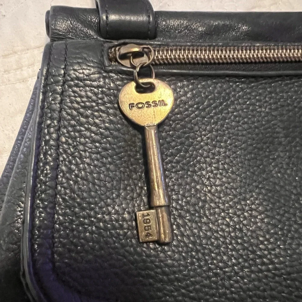 Vintage Fossil Black Pebbled Leather Crossbody Bag Brass Key Charm Minimalist